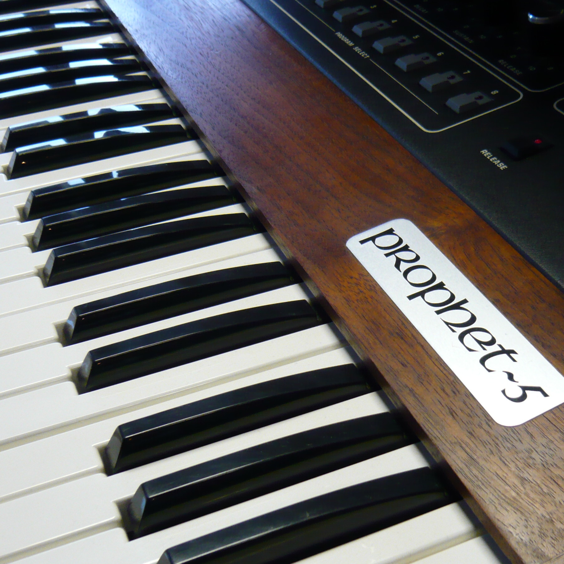 Sequential Prophet 5 Synthesizer Poliphonic Synthesizer